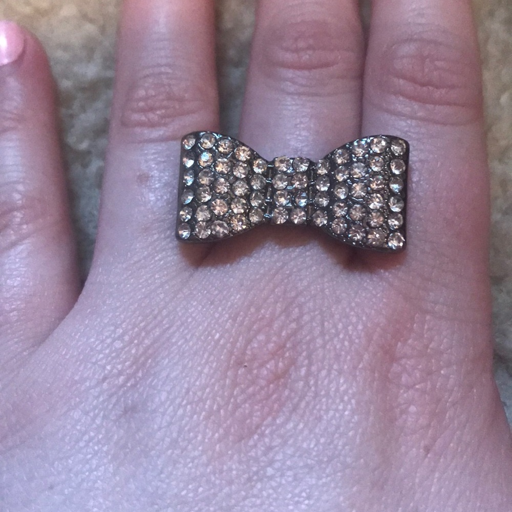 Big bow ring